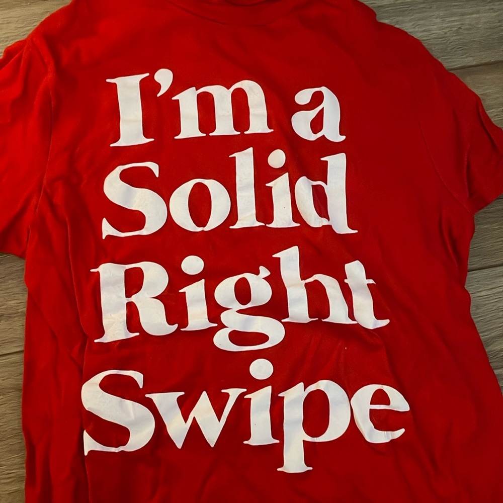 I’m a solid right swipe, funny tshirt